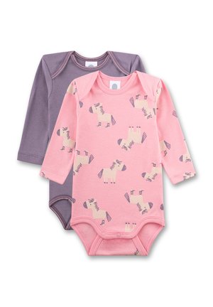 Zwei langärmlige Baby-Bodysuits, einer in einfarbig lila und einer in rosa mit einem Muster von beige- und lila-farbenen Cartoon-Pferden, flach ausgelegt.