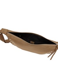 Brązowa zamszowa torba na ramię z zamkiem błyskawicznym, wewnętrzną kieszenią oraz ozdobnymi białymi ćwiekami po jednej stronie; posiada regulowany pasek.