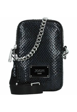 Petit sac bandoulière noir à texture peau de serpent, détail chaîne argentée, fermeture éclair, et plaque logo "JOOP! JEANS" sur le devant.
