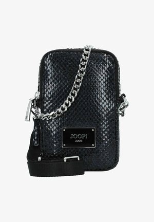 Mała czarna torebka na ramię o fakturze skóry węża, ze srebrnym łańcuszkiem, zamkiem błyskawicznym i metalową tabliczką z logo "JOOP! JEANS" na przodzie.