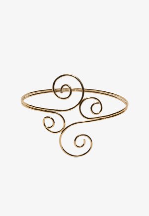 Náramok z kovového drôtu zlatého odtieňa so štyrmi ozdobnými špirálami vytvárajúcimi otvorený, elegantný dizajn.