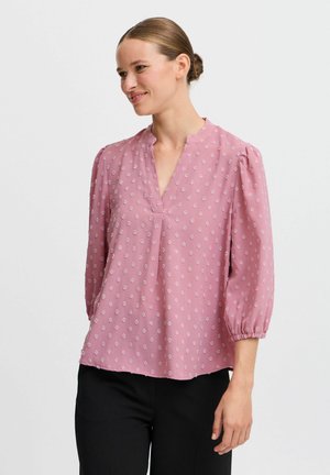 Helles rosa Bluse mit V-Ausschnitt, 3/4-Ärmeln und Puffdetail, mit einem subtilen floralen Muster und aus einem glatten, leichten Stoff gefertigt.