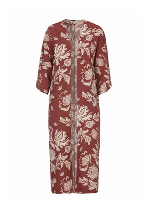 Lang rustfarvet kimono med åben front, stor hvid blomsterprint og trekvartærmer.