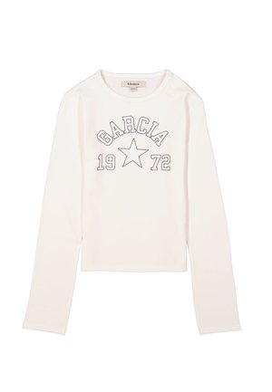 T-shirt à manches longues blanche avec "GARICA" et "1972" imprimés en noir au-dessus d'une étoile. Tissu doux, design court, col rond, style minimaliste.