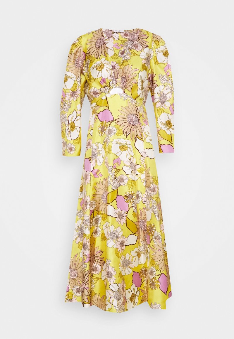 Květinové midi šaty žluté barvy s růžovými a hnědými akcenty. Mají dlouhé rukávy, přiléhavý živůtek a rozšířenou sukní s živým vzorem.