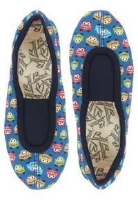 Ballerinas mit einem blauen Obermaterial aus Stoff, das ein buntes Cartoon-Auto-Muster zeigt, mit elastischen Öffnungen und einer beigen, gemusterten Innensohle.