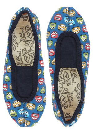 Ballerinas mit einem blauen Obermaterial aus Stoff, das ein buntes Cartoon-Auto-Muster zeigt, mit elastischen Öffnungen und einer beigen, gemusterten Innensohle.