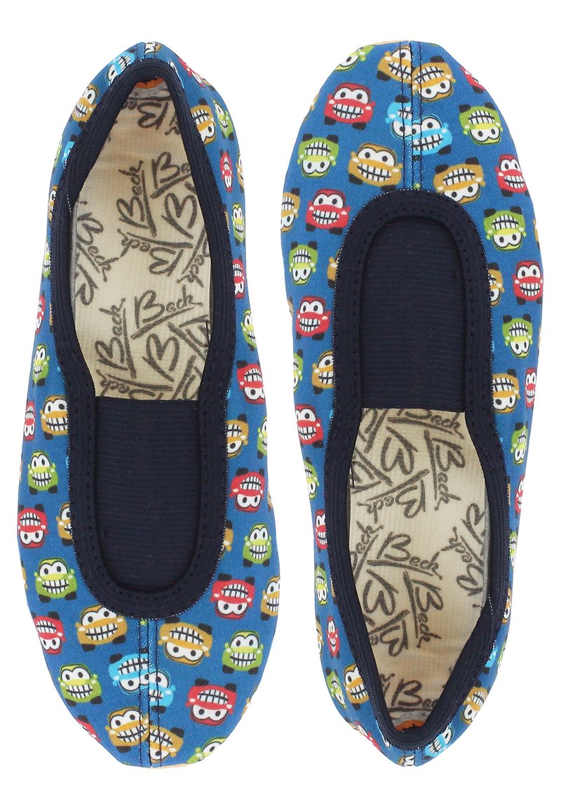 Ballerinas mit einem blauen Obermaterial aus Stoff, das ein buntes Cartoon-Auto-Muster zeigt, mit elastischen Öffnungen und einer beigen, gemusterten Innensohle.