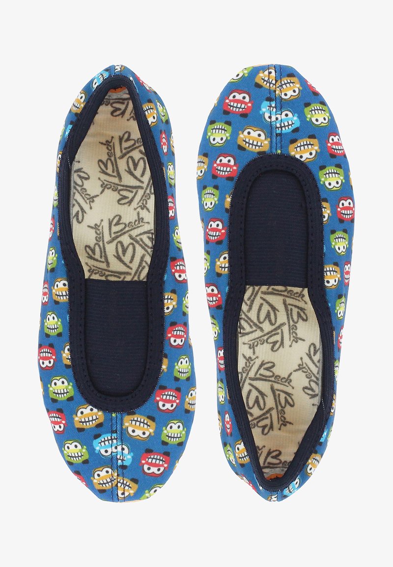 Ballerinas mit einem blauen Obermaterial aus Stoff, das ein buntes Cartoon-Auto-Muster zeigt, mit elastischen Öffnungen und einer beigen, gemusterten Innensohle.