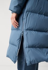 Marc O'Polo PUFFER COAT WITH HOOD SIDE SLITS WITH ZIPPER WELT POCKETS BACKPACK BELTS - Dūnu mētelis - hazy blue