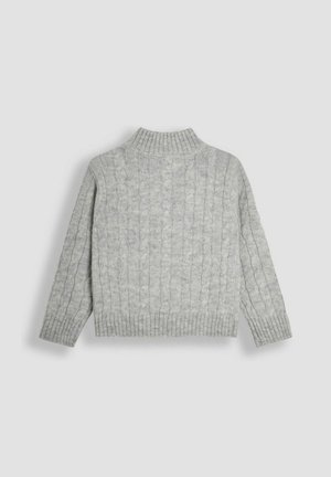 Suéter de punto trenzado en gris claro con cuello alto acanalado, puños y dobladillo, colocado plano sobre un fondo claro.
