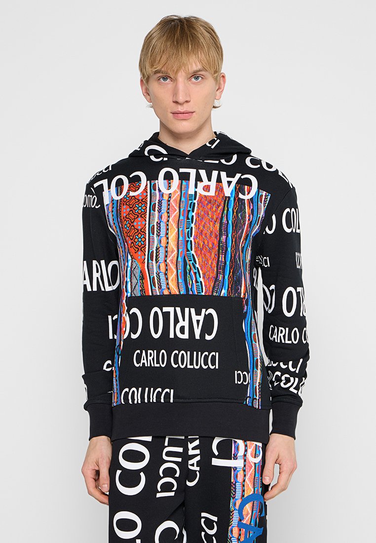 Sudadera con capucha de tela negra que presenta patrones gráficos coloridos, un gran texto blanco que dice "CARLO COLUCCI" y un bolsillo tipo canguro.