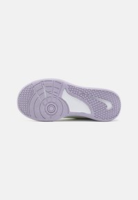 Nike Performance OMNI MULTI-COURT - Edzőcipő - light orewood brown/barely volt/lilac bloom/light photo blue