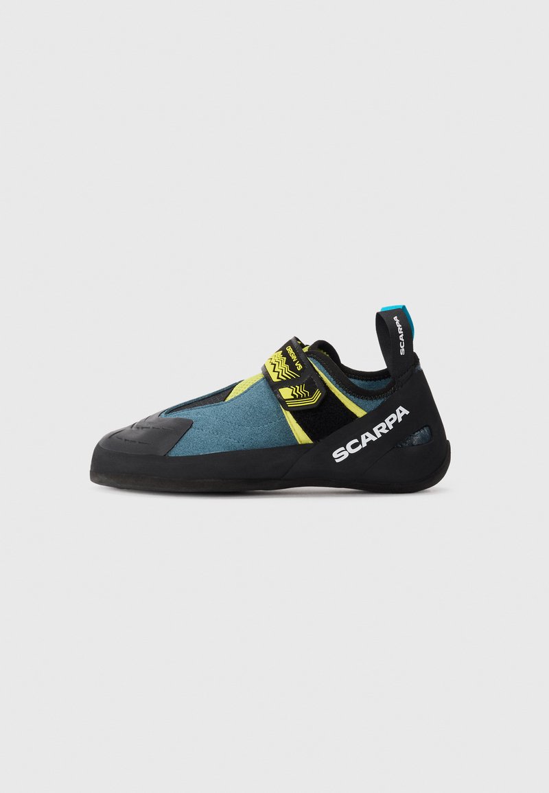 Sapata de escalada Scarpa azul e amarelo com sola de borracha preta, correia de velcro e alça de puxar no calcanhar sobre fundo simples.