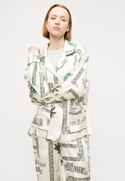 Σετ πυτζάμες από λευκό σατέν με σχέδια εκτύπωσης χρημάτων, με πράσινες λεπτομέρειες και άνετη εφαρμογή. Το σακάκι διαθέτει πέτο με εγκοπές και τσέπες.