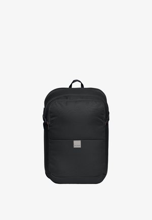Mochila rectangular negra con dos compartimentos principales con cremallera, una asa superior para transportar y un pequeño parche con logo rectangular en el frente.
