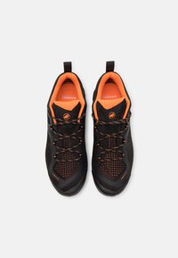 Zwarte buitenschoenen met oranje accenten, textuur bovenkant, rubberen zool, versterkte neuskap en verstelbare veters. Geschikt voor actief gebruik.