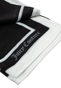 Schwarz-weißer Schal mit geometrischen Mustern und dem Text "Juicy Couture" in einer eleganten Schriftart nahe dem Rand, aus einem weichen Material hergestellt.