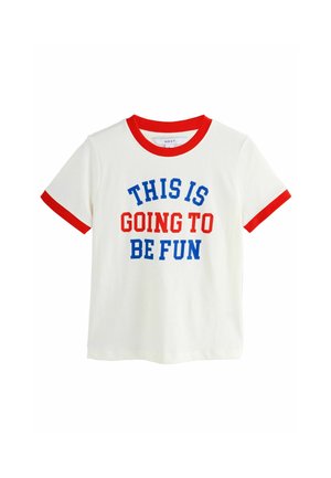 T-shirt en coton blanc avec des bordures rouges. L'avant présente un texte en bleu et rouge audacieux : "ÇA VA ÊTRE AMUSANT" dans une police classique. Manches courtes.