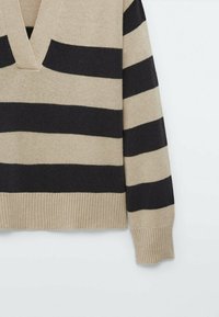 Beige en zwarte gestreepte trui met een V-hals, geribbelde zoom en lange mouwen. Gemaakt van zacht gebreid materiaal.