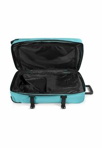 Türkisfarbener Rollkoffer mit schwarzem Innenraum, Reißverschlussfächern und verstellbaren Gurten. Glatte Außenseite mit einem stabilen Griff.