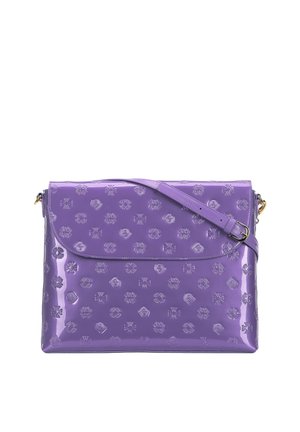 Paarse glanzende schoudertas met reliëf van bloemen- en geometrische patronen, verstelbare band en detail met goudkleurige gesp.