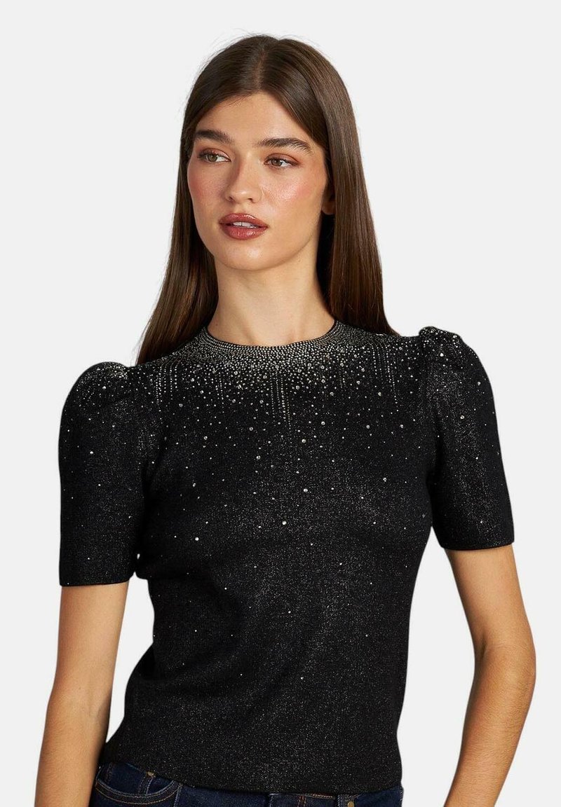 Czarna bluzka z krótkim rękawem wykonana z teksturowanej tkaniny, ozdobiona cekinami ułożonymi w gradientowy wzór, z okrągłym dekoltem.