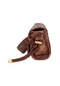 Borsa in pelle marrone di forma rettangolare, con chiusura a coulisse, dettagli in hardware dorato e superficie texture. Presenta una patch con il logo sul lato.