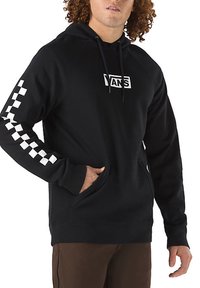Sudadera negra de tejido suave, con un logo central de Vans y un patrón a cuadros blancos a lo largo de la manga izquierda. Capucha con cordones.