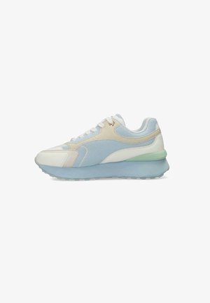 Sneakers w jasnoniebieskim, białym i jasnooliwkowym kolorze. Siatkowa i skórzana cholewka, zapięcie na sznurówki oraz gruba gumowa podeszwa z teksturowanym bieżnikiem.