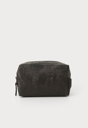 Trousse de toilette rectangulaire noire avec une surface texturée, fermeture éclair et une poignée latérale pour un transport facile. Matériau durable, design minimaliste.