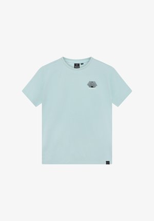 Jasnoniebieska koszulka z krótkim rękawem wykonana z miękkiego materiału, z czarnym nadrukiem muszli na lewej piersi oraz metką z logo u dołu.