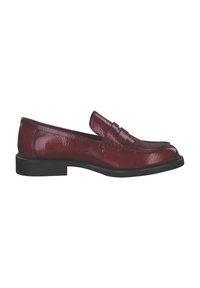 Mocassins en cuir verni rouge au design épuré, à bout rond et avec un petit talon noir. Présente une sangle décorative sur le coup de pied.