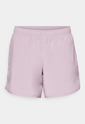 Jasnofioletowe szorty sportowe z elastycznym pasem i subtelnym logo w dolnym lewym rogu. Wykonane z gładkiego, lekkiego materiału.