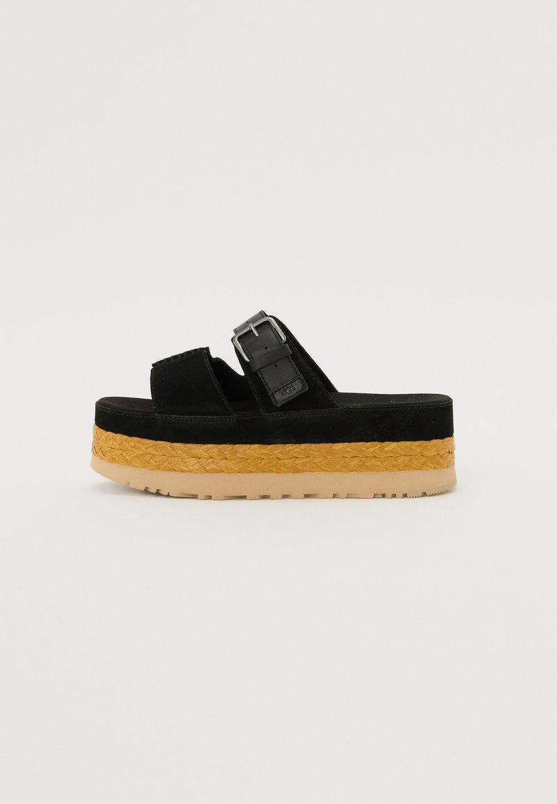 Svarta platta sandaler i textil med en strukturerad ovandel, med en spänne på sidan, vävd jute-mellansula och en gummiyttersula.