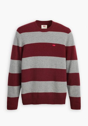 Maglione a righe rosse e grigie con scollatura rotonda e polsini a coste; presenta un piccolo logo rosso sul lato sinistro del petto. Tessuto morbido, design casual.