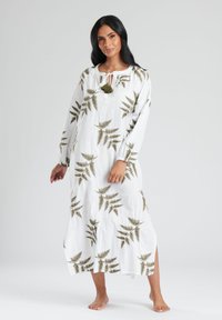 Vestido maxi blanco con patrón de helechos verdes, mangas largas, escote con lazo y aberturas laterales. Fabricado en una tela ligera con un corte relajado.