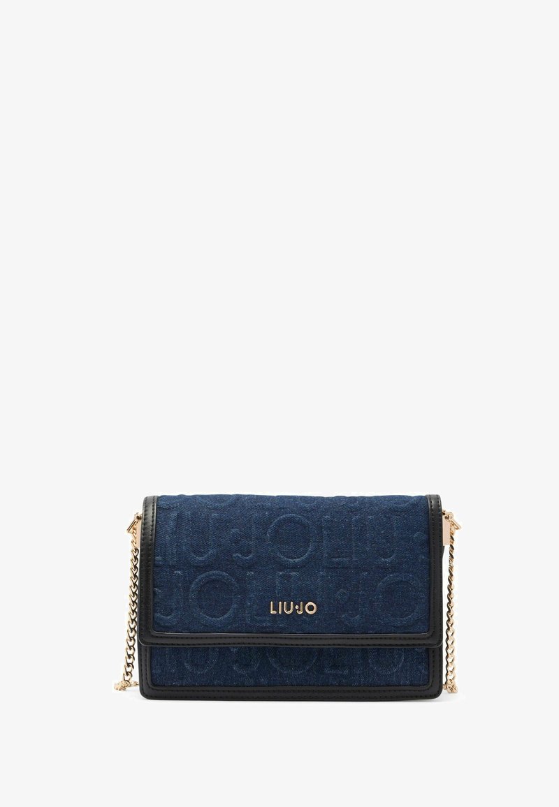 Borsa a tracolla in denim blu con logo in tonalità oro, finiture in pelle nera e tracolla a catena. Presenta una chiusura a pattina e un motivo testurizzato.