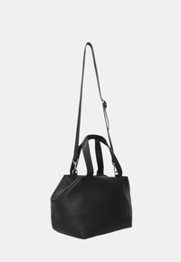 Borsa a mano in pelle nera con una finitura testurizzata, dotata di due manici corti e una tracolla rimovibile. Forma geometrica e strutturata.