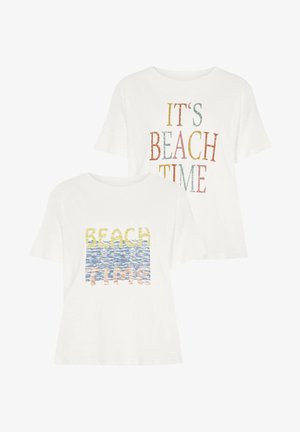 Camiseta blanca de manga corta con texto colorido: "ES HORA DE PLAYA" y "HORA DE PLAYA" en diferentes tonalidades con un patrón de olas texturizado.