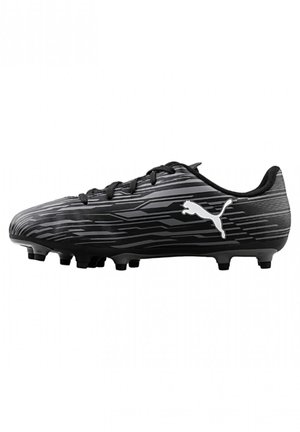 Scarpe da calcio nere con un design elegante, dotate di una superficie testurizzata e strisce diagonali dinamiche. Logo bianco sul lato, con tacchetti stampati.