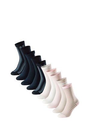 Neuf paires de chaussettes mi-cheville en noir, blanc, rose, beige et à motifs rayés, disposées en ligne diagonale.