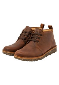 Botas de cuero marrón hasta el tobillo con punteras redondeadas, diseño con cordones y suelas de goma texturizadas con un patrón moteado.