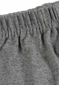 Vita in elastico grigia con texture arricciata, realizzata in morbido tessuto melangiato. Presenta una superficie liscia e leggermente pelosa con dettagli di cucitura.