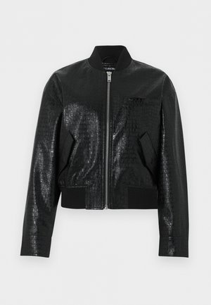 Chaqueta bomber de cuero sintético negro con textura de cocodrilo, cuello, puños y dobladillo acanalados, cremallera frontal y dos bolsillos inclinados.