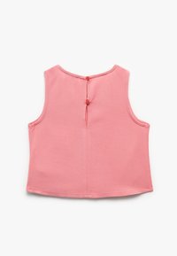 Rosa ärmlös topp i mjukt tyg, med rund halsringning, knäppning i ryggen och en liten nyckelhålöppning.