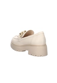 Chaussure en cuir beige avec un bout arrondi, des accents crème et une semelle épaisse et texturée. Présente un nœud décoratif sur le dessus.