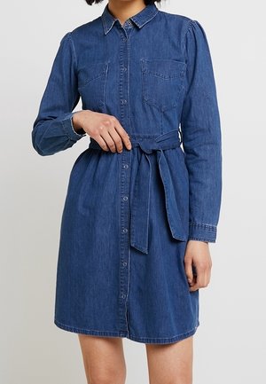 Jeanshemdkleid in Dunkelblau, mit durchgehender Knopfleiste, zwei Brusttaschen, langen Ärmeln und einem gebundenen Taillengürtel zur Anpassung.