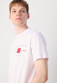 Calvin Klein RED BOX GRAPHIC  - T-shirts print - brilliant white