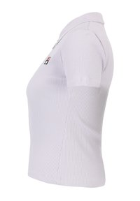 Lichtpaarse geribde polo met een kraag, korte mouwen en een klein logo met rode, witte en zwarte accenten.